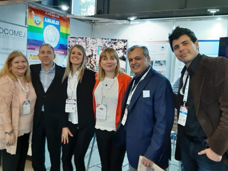 Stand con dirrectivos FEDETUR