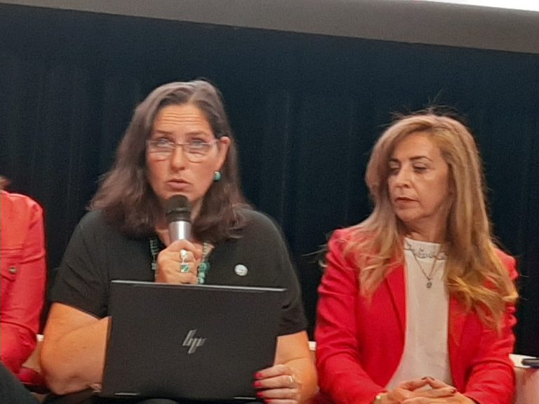 Silvana Naveda con Panelista