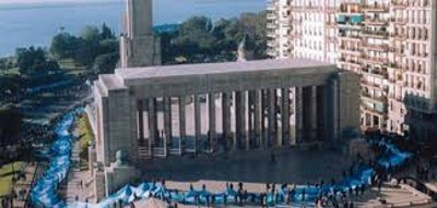 Embanderando el monumento