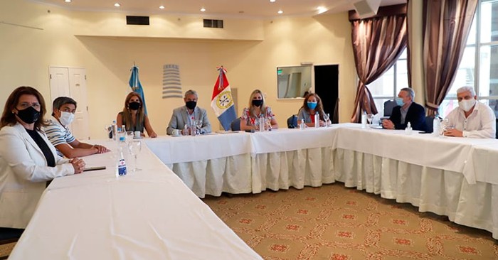 El minitro de Hábitat con referentes