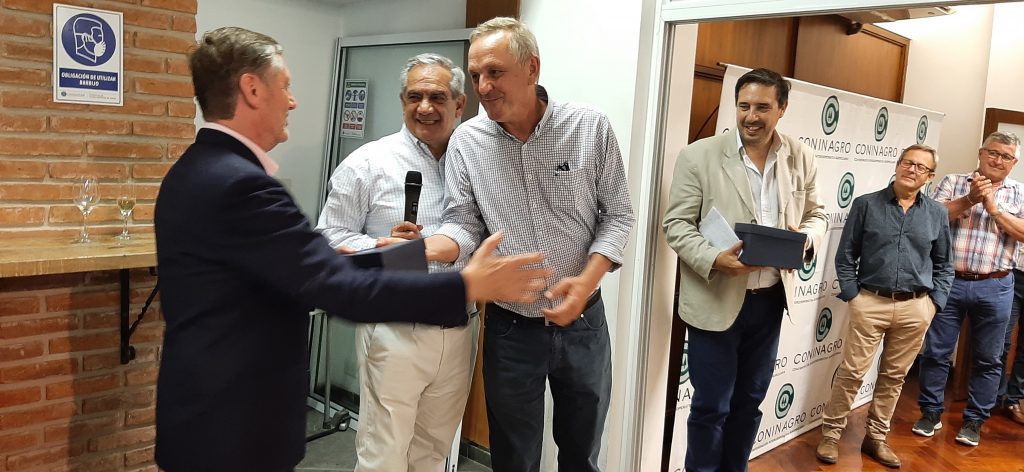 Elbio entrega distinción