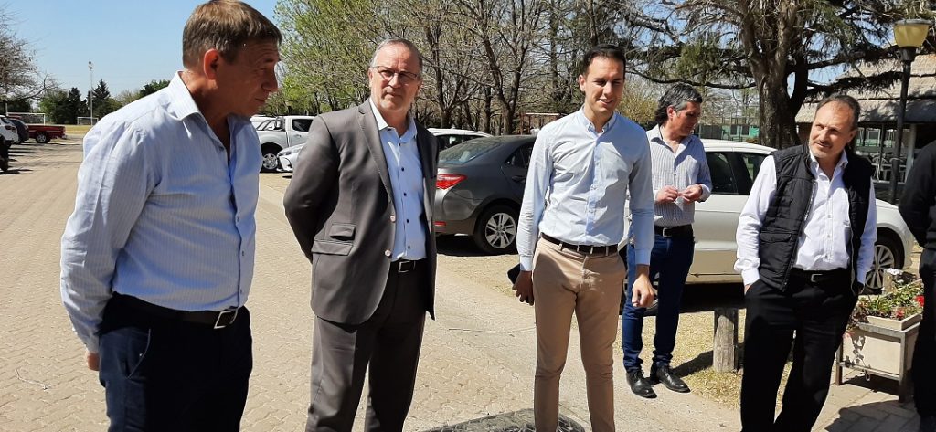 Autoridades con Intendente Las Parejas