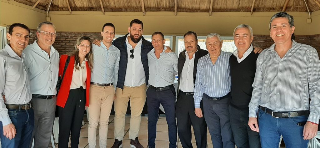 Club y Mutual Las Parejas con autoridades