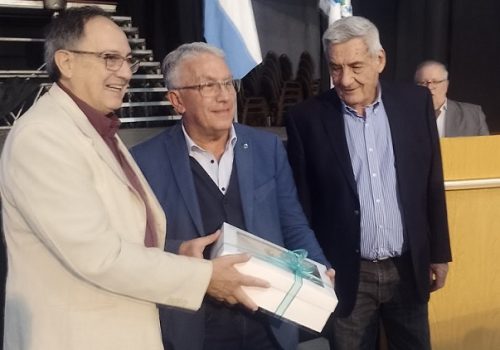 Autoridades Fecescor reciben presente
