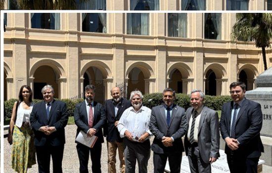 Con edificio de fondo