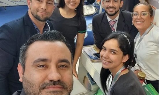 Jóvenes en Stand Cumbre