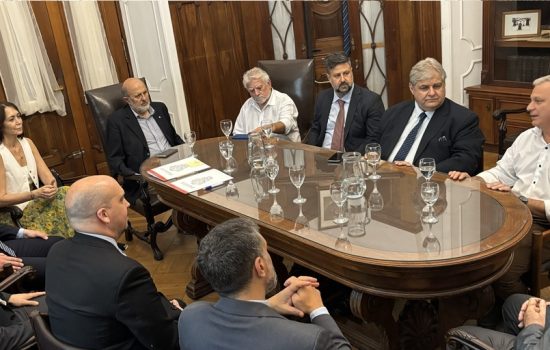 Mesa con Marita y Brown