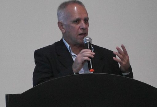 Oscar Rosas en Estrado-