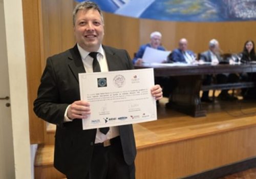 Pablo Rocha con certificado